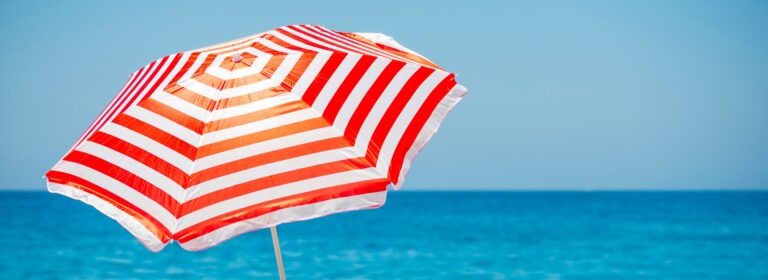 Gestreifter Sonnenschirm am Strand