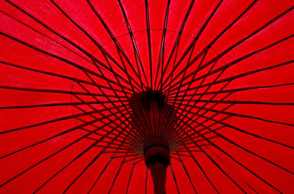 Ein Roter sonnenschirm