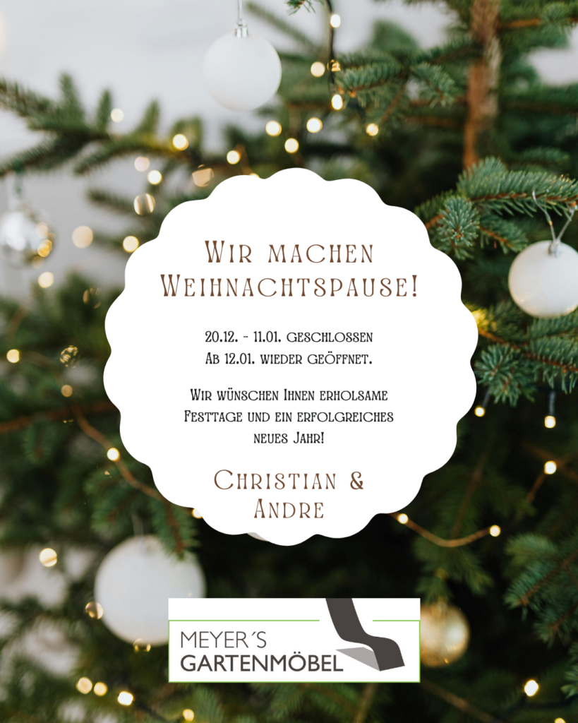 Grüner Weihnachtsbaum mit goldenen Lichtern und weißen Kugeln vor Einladung