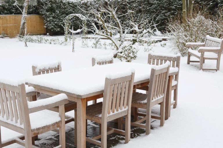 Gartenmöbel im Winter